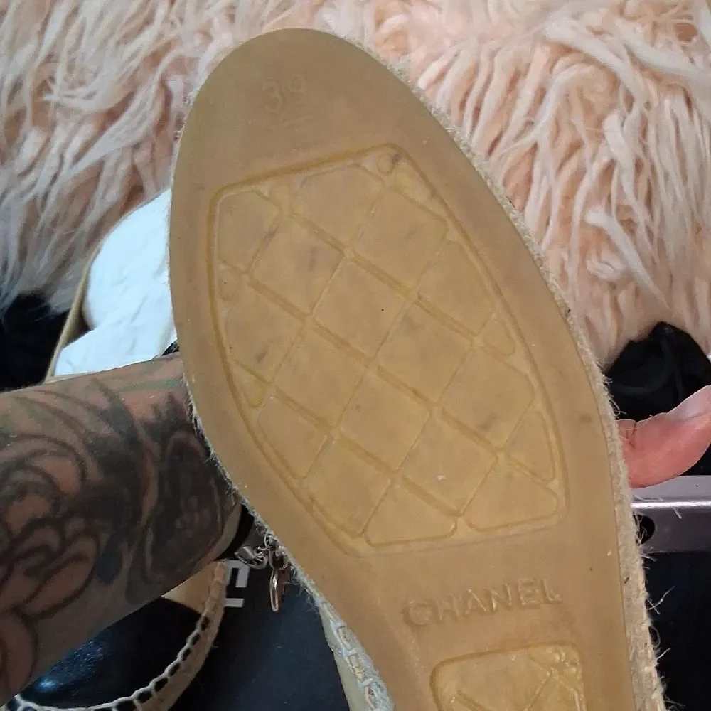 NEW CHANEL Tan and Black Lambskin Espadrilles Size 39 - Picture 9 of 12